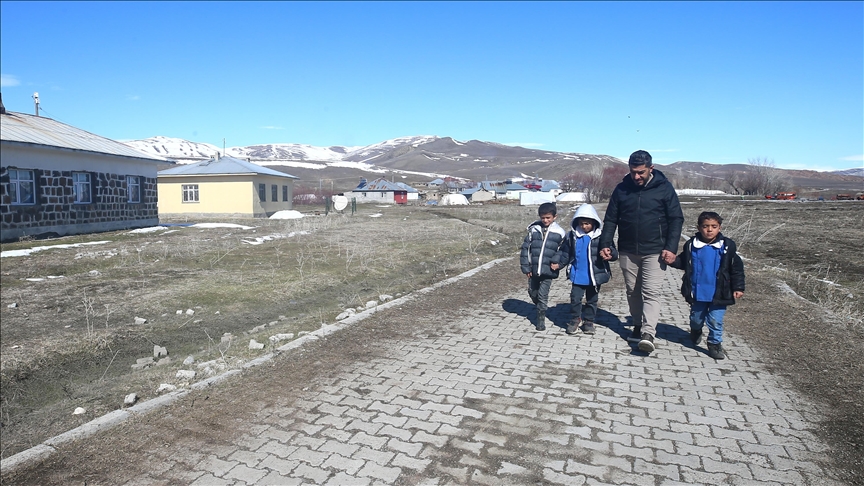 Hüseyin öğretmen, 3 öğrencisini geleceğe hazırlamak için mezranın yolunu tutuyor — Detaylı Analiz