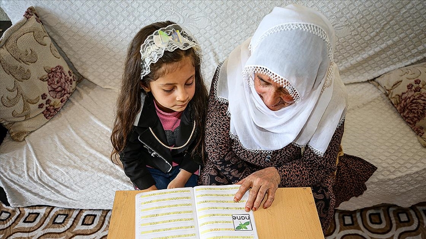 Torununun Desteğiyle 70 Yaşında Okuma Yazma Öğreniyor