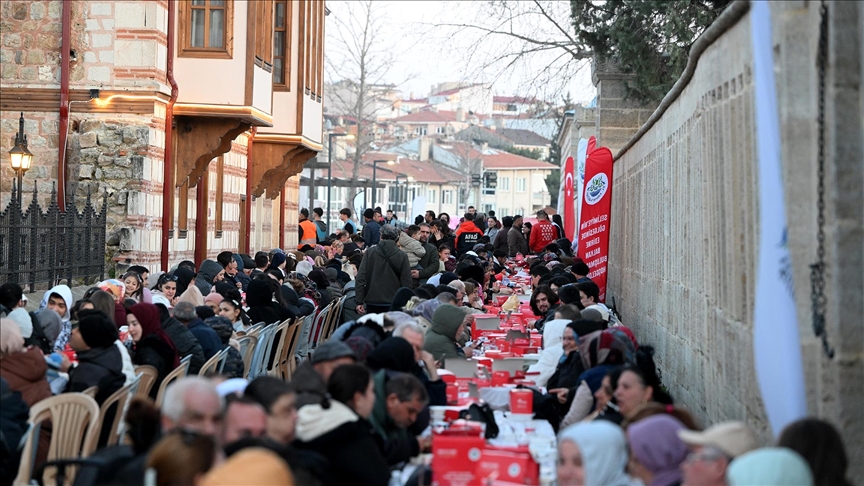 Edirne'de düzenlenen "kapsamlı Selimiye İftarı" bir kez daha Balkanlar'ı aynı sofrada buluşturdu