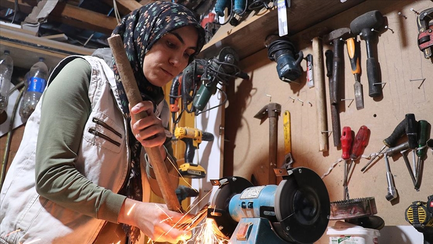 Eşine yardım ederek start aldığı mobilya imalatında ustalaşarak kendi atölyesini kurdu