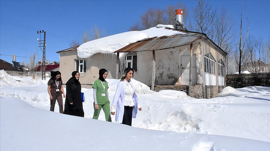 Sınır hattında karlı ve soğuk havaya aldırmadan hastaları için mahalle mahalle dolaşıyor