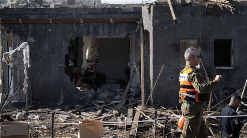 İran,  İsrail'e yeni dalga füze saldırıları düzenlediğini duyurdu