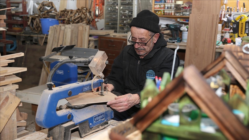 Tasarımlarını evinin bodrumunda ahşap sanatıyla şekillendiriyor