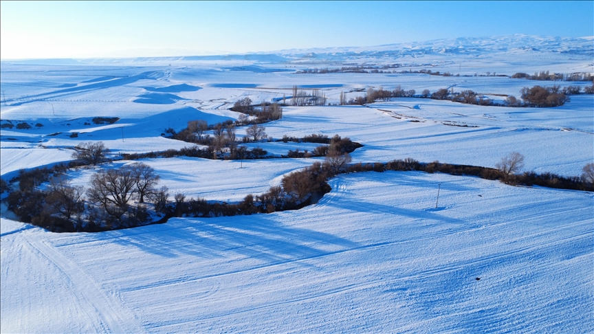 Kars'ta kıvrım kıvrım akan mendereslerin çevresi karla kaplandı — Detaylı Analiz
