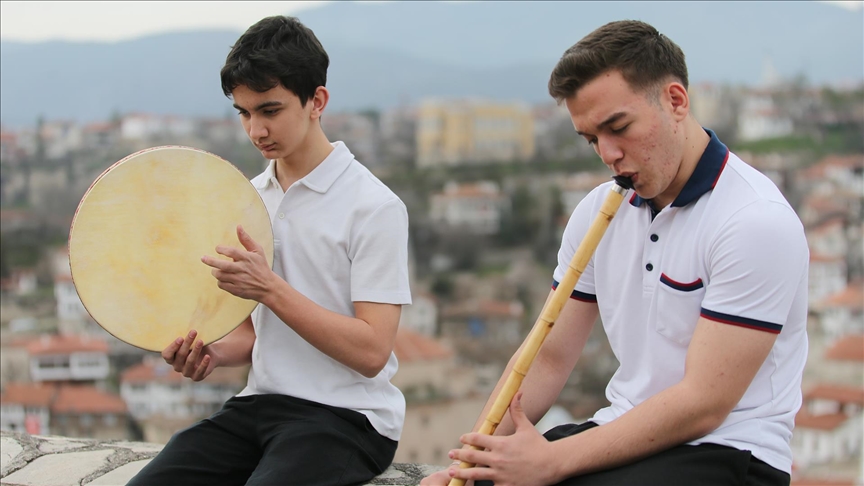 Gençler, Tarihi Çarşı'da Geleneksel Türk Müziğinin Tanıtımını Üstlendi