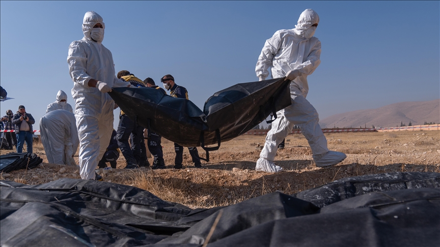 Suriye'de devrik rejimin karargahı yakınlarda toplu mezar bulundu