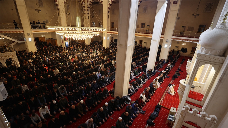 Kadir Gecesi dualarla idrak edildi — Detaylı Analiz