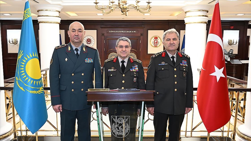 Orgeneral Bayraktaroğlu, Kazakistan Kara Kuvvetleri Komutanı Kuchekbayev ile Görüştü