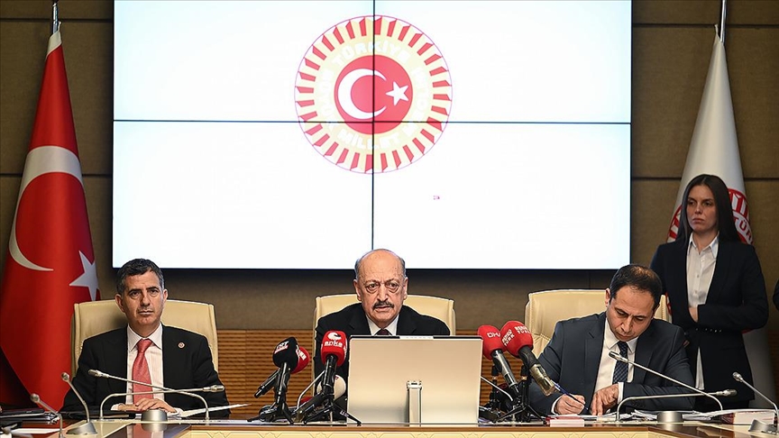 Sosyal medyaya ve doğum iznine yönelik düzenlemeleri de içeren kanun teklifinin komisyon görüşmeleri ertelendi — Detaylı Analiz