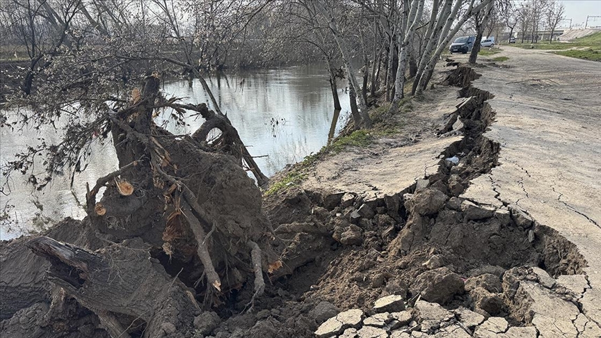 Edirne'de Tunca Nehri kıyısında toprak kayması oluştu — Detaylı Analiz