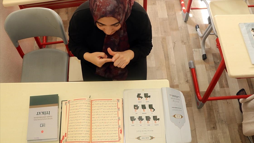 Çankırı'da işitme engelli kadınlar işaret diliyle Kur'an-ı Kerim öğreniyor
