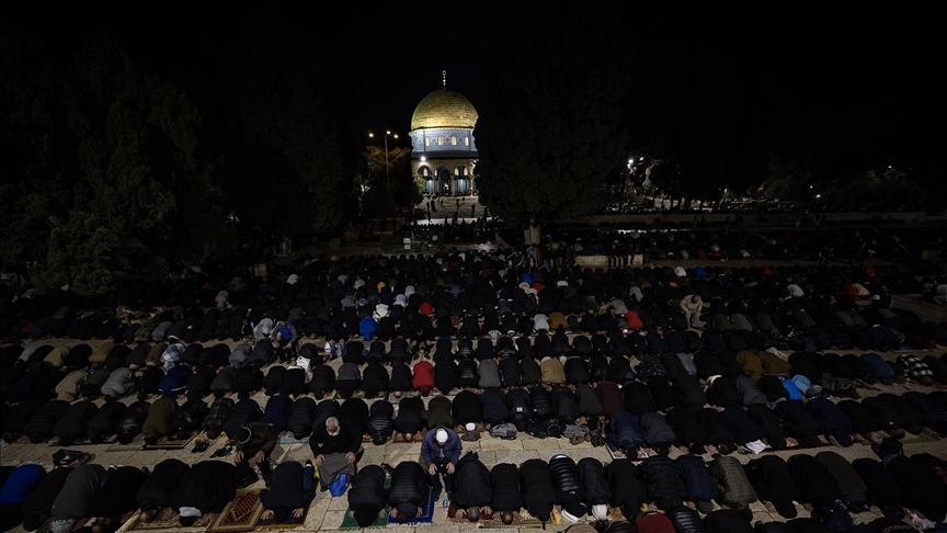 İsrail ordusu Kudüs'te teravih namazı kılan Filistinlilere saldırdı — Detaylı Analiz