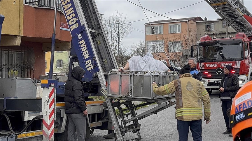 İstanbul'da 240 kiloluk obezite hastası, evinin 7. katından vinçle indirilerek hastaneye götürüldü — Detaylı Analiz