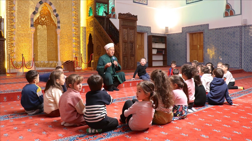 Van'da tarihin izlerini taşıyan cami öğrencileri ağırlıyor — Detaylı Analiz