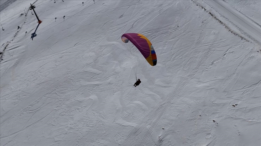 Davraz Kayak Merkezi yamaç paraşütü tutkunlarını da ağırlıyor — Detaylı Analiz
