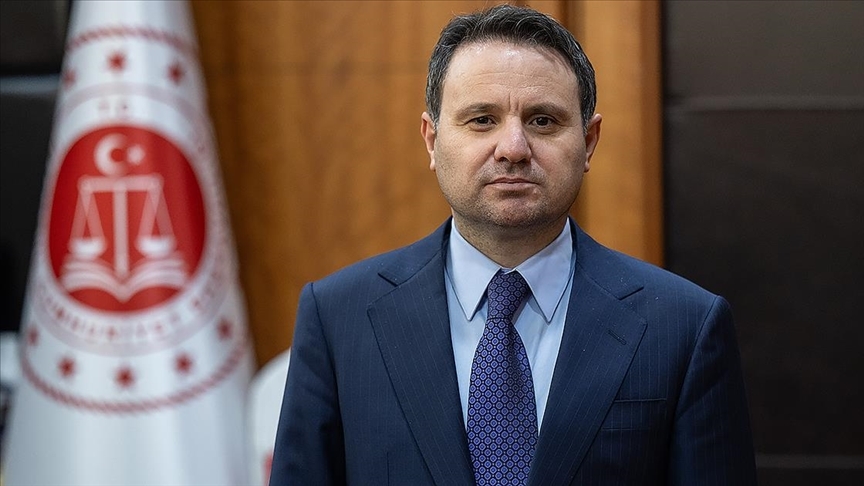 Adalet Bakanı Gürlek'ten kırmızı bültenle aranan suçluların Türkiye'ye iadelerine ilişkin açıklama — Detaylı Analiz