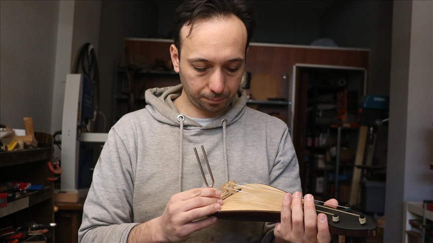 Fizik ile müzik arasındaki bağı inceleme merakı klasik kemençe ustası yaptı