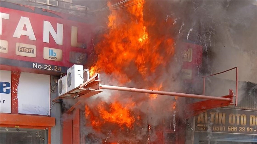 Zeytinburnu'nda iş yerinde çıkan yangına müdahale ediliyor — Detaylı Analiz