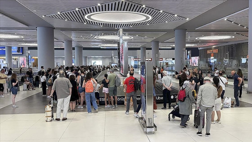 İstanbul'daki havalimanlarında tatil yoğunluğu start aldı