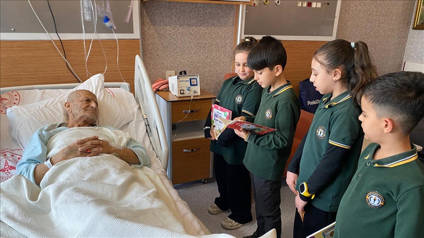 Diyarbakır'da Öğrencilerin Okuduğu Kitaplar Hastalara Moral Veriyor