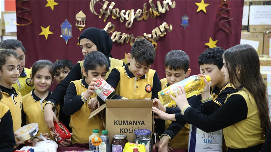 Siirt'te ilkokul öğrencileri ramazanda dar gelirli mahalle sakinleri için seferber meydana geldi
