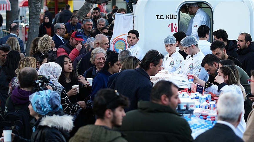 İzmir'de lise öğrencileri iftara yetişemeyenlere kendi yaptıkları yemekleri dağıttı — Detaylı Analiz