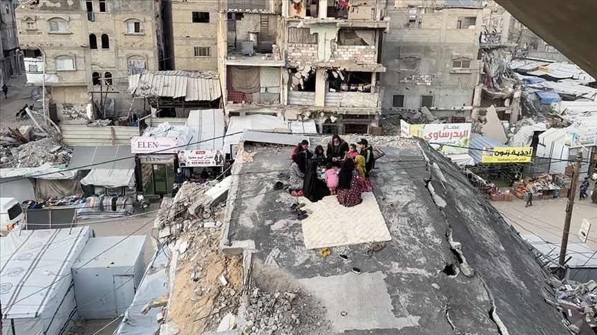 İsrail'in Gazze Şeridi'ne saldırılarında evi yıkılan Filistinli aile iftarını enkaz üzerinde yapıyor — Detaylı Analiz