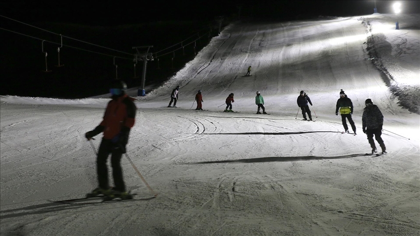 Bitlis'te El-Aman Hanı Kayak Tesisinde Gece Kayak Keyfi Başladı