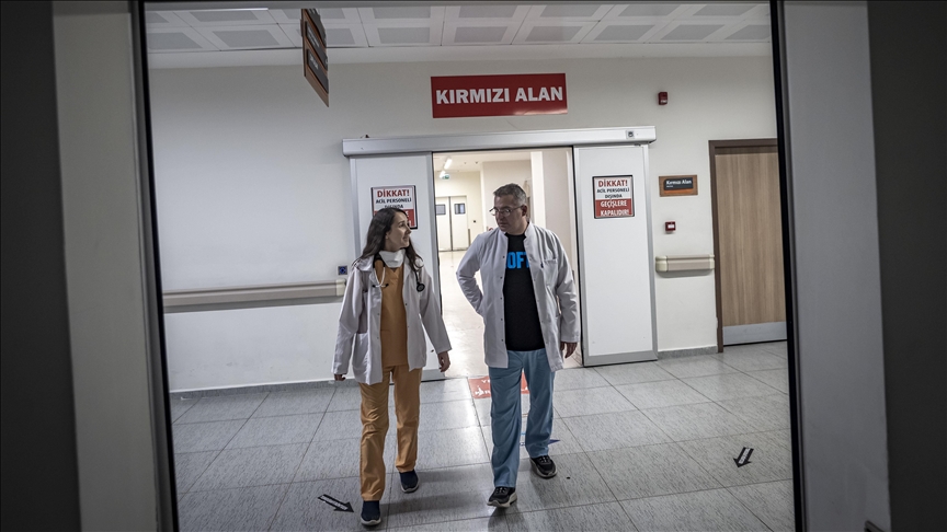 "Kıdemli-çömez" tartışması evlilikle biten doktorlar acilde hayat kurtarıyor