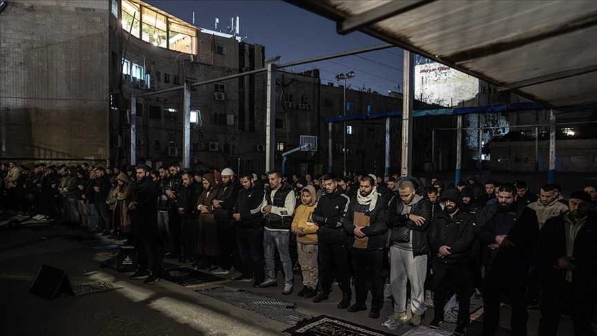 İsrail'in Mescid-i Aksa'yı kapatmasının ardından Filistinliler Harem-i Şerif yakınlarında teravih kıldı — Detaylı Analiz