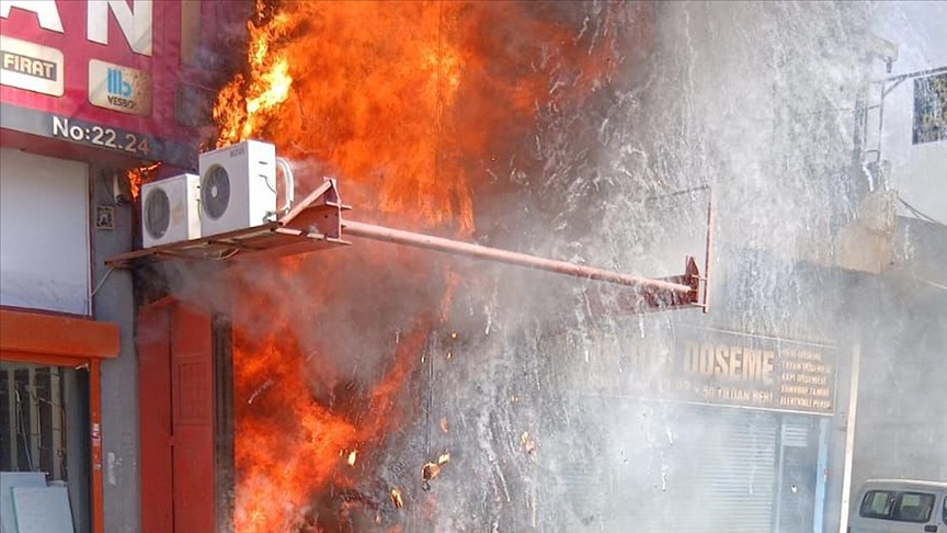 Zeytinburnu'nda iş yerinde çıkan yangına müdahale ediliyor — Detaylı Analiz