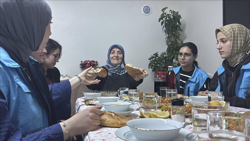 Üniversiteli gönüllü gençler, evlerine konuk meydana geldikları yaşlılarla iftar yapıyor — Detaylı Analiz