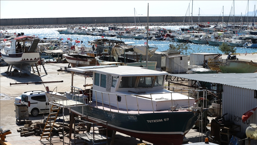Antalya'da kışın karaya çekilen tur tekneleri yeni sezona hazırlanıyor