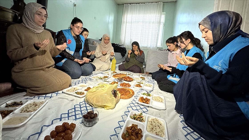 Üniversiteli gençler konuk meydana geldikları yaşlıların iftar sofrasını hazırlıyor — Detaylı Analiz