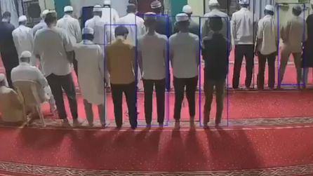 Hindistan'da camiye giren yılan, cemaatte korku yarattı