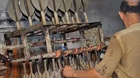 Pakistan'daki futbol topu üretimi viral oldu