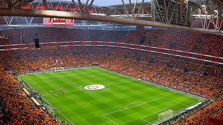 Galatasaray ve Fenerbahçe derbisinde dostluk mesajları verildi