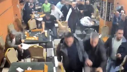 Sultangazi'de yüksek ses paniğe yol açtı, müşteriler dışarı çıktı