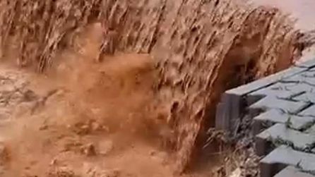 Siirt'te etkili sağanak yağış yolları ve evleri suyla doldurdu