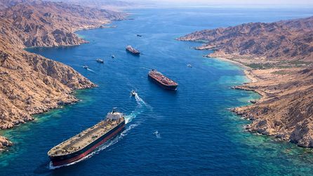 İran Devrim Muhafızları iki yabancı gemiyi ele geçirdi