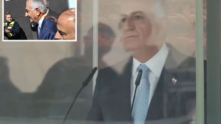 Rıza Pehlevi'ye Berlin'de domates sosu atıldı