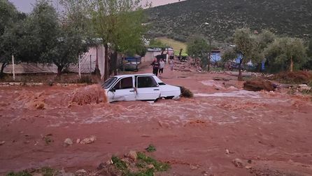 Kozan'da sel: Araçtan atlayan iki kişiden biri kayboldu