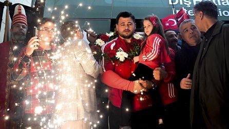 Adını tüm dünyada yine gururla duyurdu! Kahramanlar gibi karşılandı