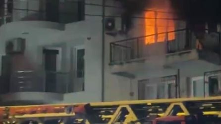 İzmir'de yangında baba yaşamını yitirdi, oğlu ağır yaralandı