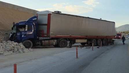 Mersin'de TIR kazası: Mermerler minibüse düştü, 1 ölü 3 yaralı