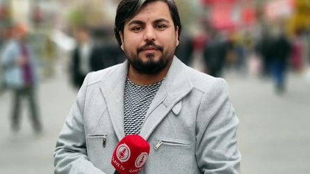 Arif Kocabıyık CHP'ye katıldı, rozetini Özgür Özel taktı