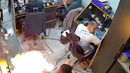 Şanlıurfa'da şarjda telefon alev aldı, panik anları kamerada