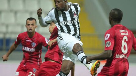 Nijeryalı futbolcu Michael Eneramo antrenmanda hayatını kaybetti