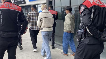 Bolu'da Kafede Kız Kardeşini Erkekle Gören Kadın Kavga Çıkarıyor