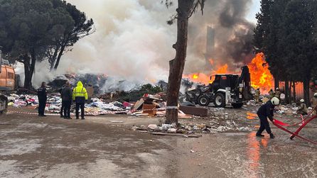 Kartal'da çöplükte yangın çıktı, dumanlar gökyüzünü kapladı